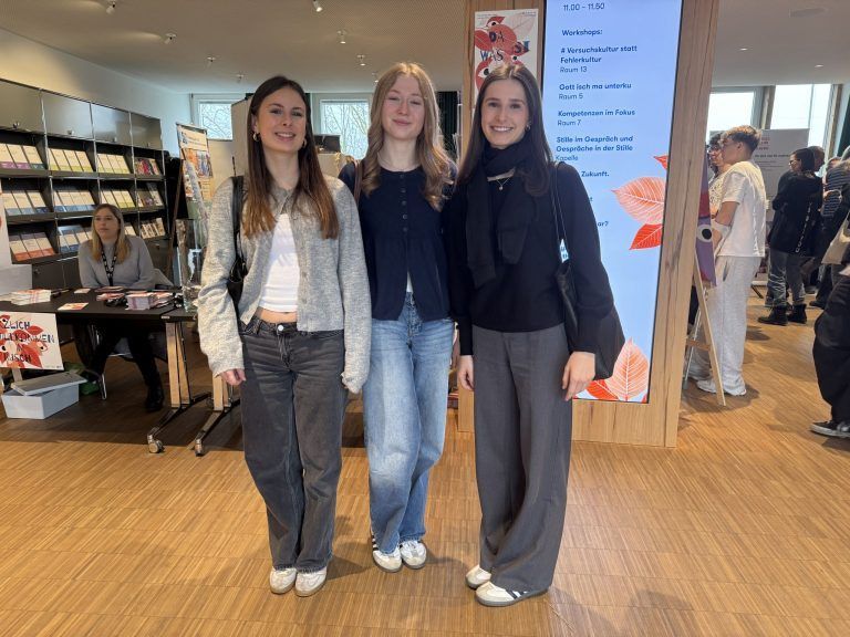 "Ich segne sie mit Instagram-Likes", sagt Bischof Benno Elbs und begleitet 400 junge Menschen bei der beruflichen Sinnfindung.