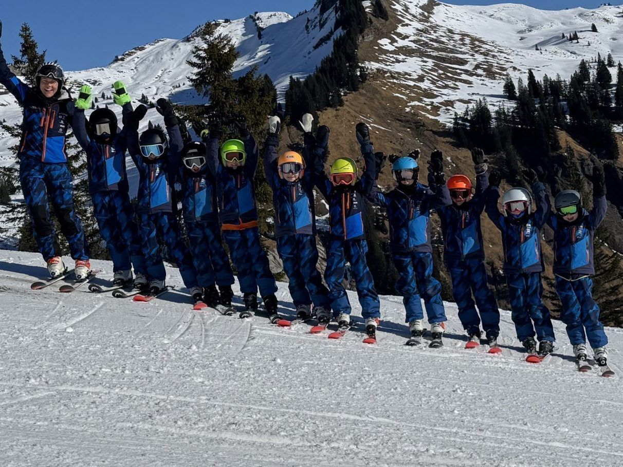 "Ich werde einmal Bergretterin", sagt die kleine Johanna und wartet auf ihre Fahrt mit dem Pistenbully