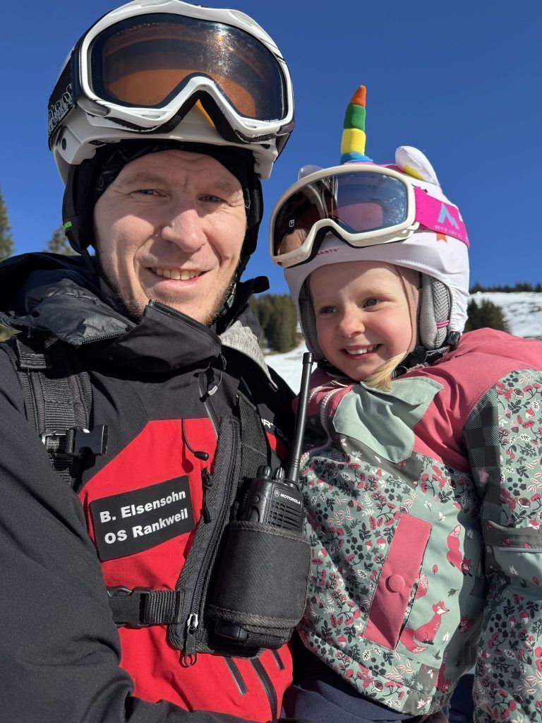 "Ich werde einmal Bergretterin", sagt die kleine Johanna und wartet auf ihre Fahrt mit dem Pistenbully