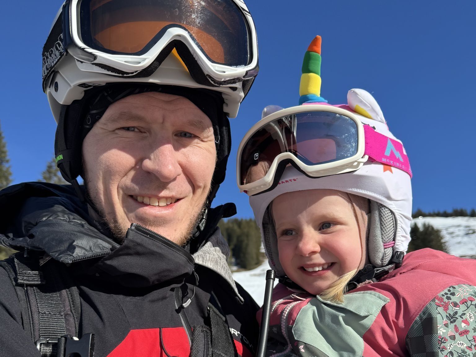 "Ich werde einmal Bergretterin", sagt die kleine Johanna und wartet auf ihre Fahrt mit dem Pistenbully