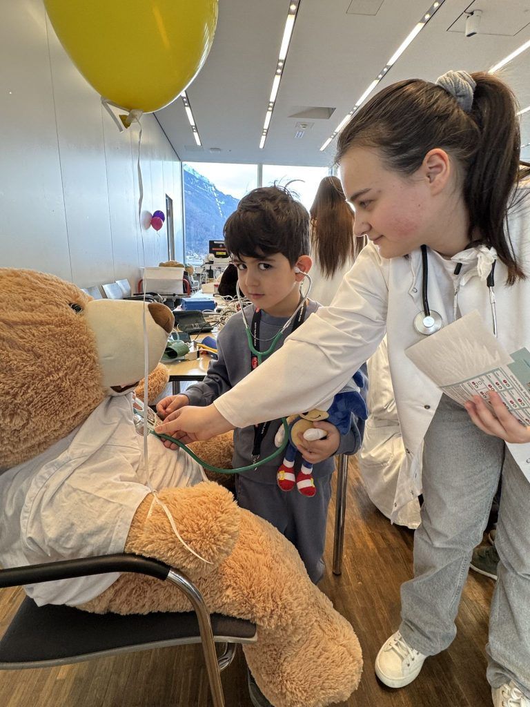 "Mein Teddybär hat Bauchweh" – Kinder übernehmen den OP im LKH Feldkirch