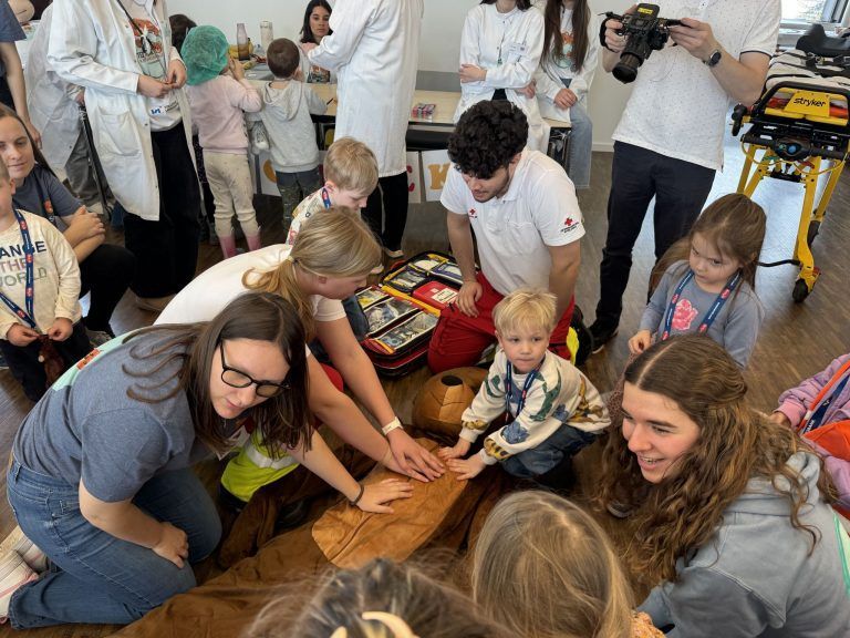"Mein Teddybär hat Bauchweh" – Kinder übernehmen den OP im LKH Feldkirch