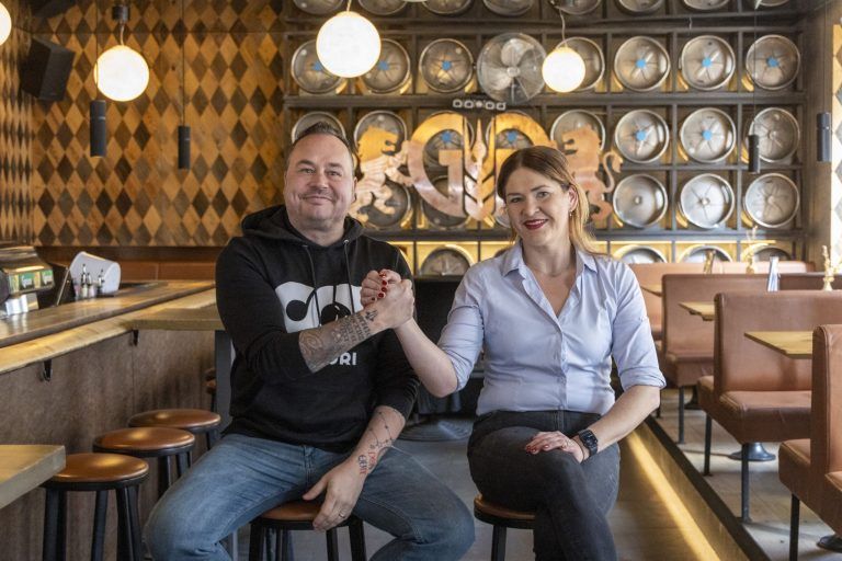 Ältestes Bregenzer Gasthaus ist zurück: Mit gutbürgerlicher Küche, cooler Bar und legendärem Saal