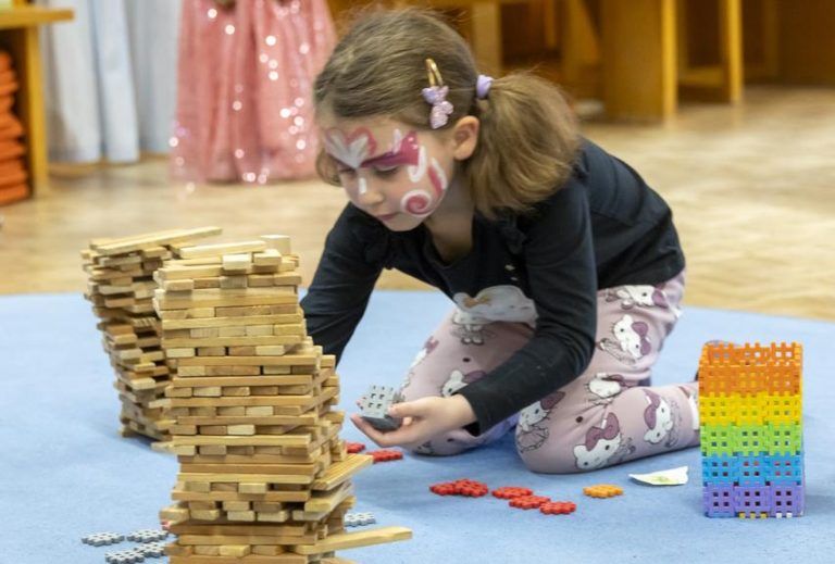 "Schau mal, ich bin ein Schmetterling!" – Fasching lässt Kinder im Kindergarten Tosters in andere Welten eintauchen