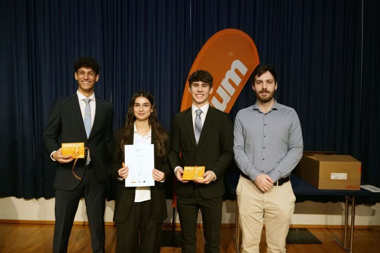 Platz 2 mit Auftraggeber.jpg