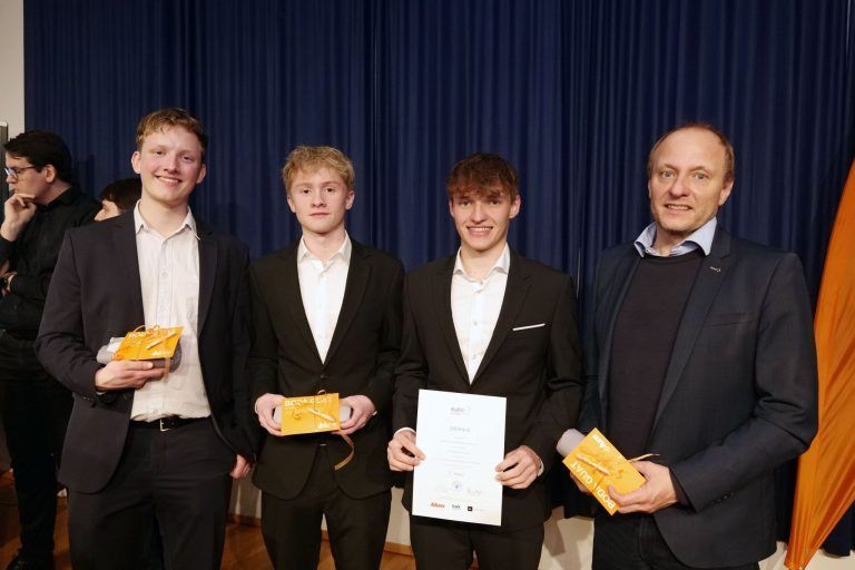 Platz 3 mit Auftraggeber.jpg