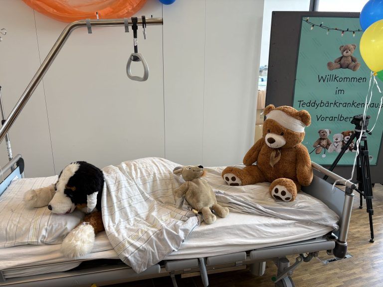"Mein Teddybär hat Bauchweh" – Kinder übernehmen den OP im LKH Feldkirch