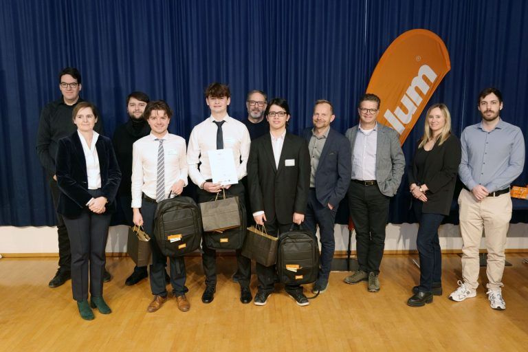 Siegerteam samt Jury und Sponsoren.jpg