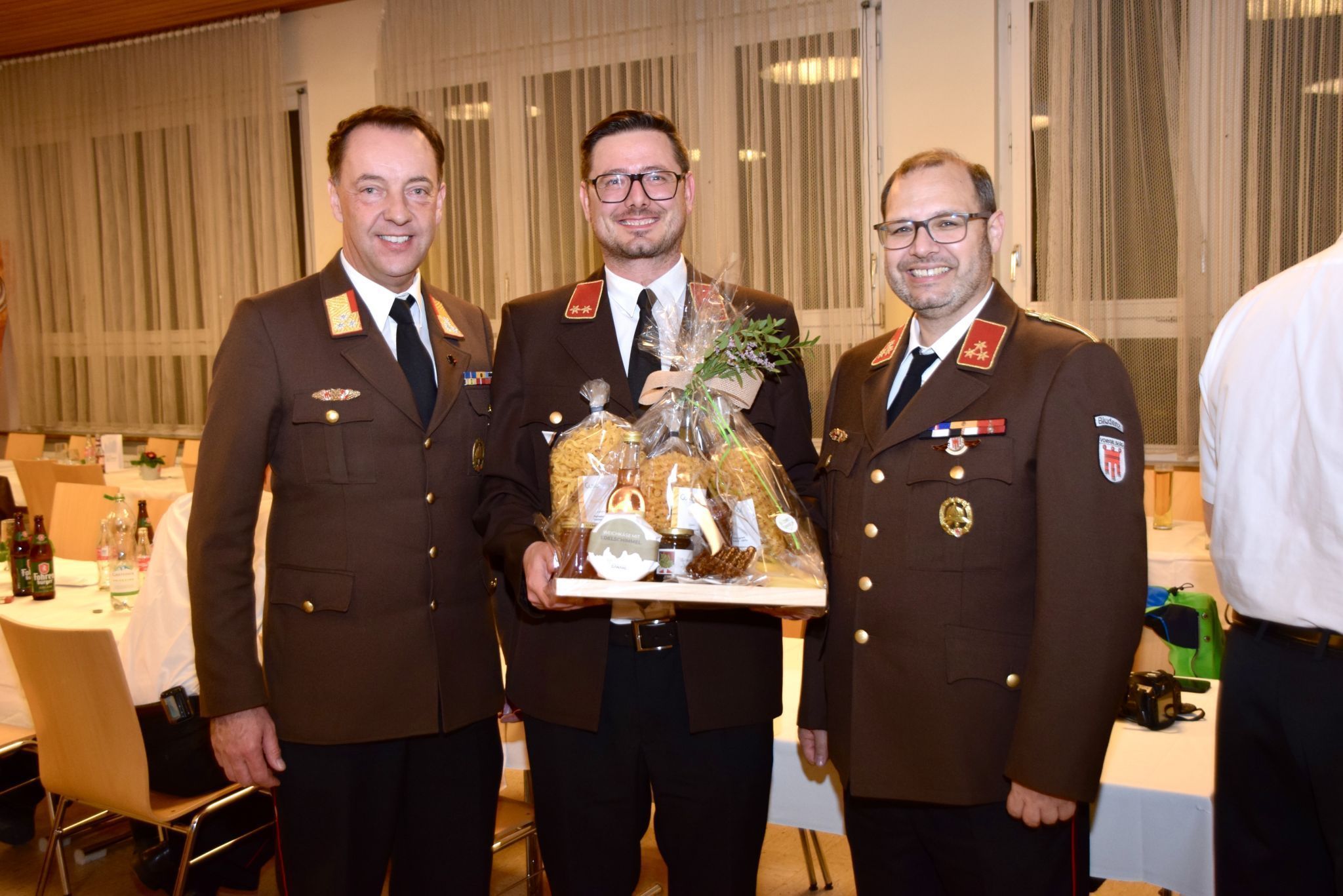 Der Bludenzer Bezirksfeuerwehrinspektor Karl-Heinz Beiter, Joachim Zoderer (einer der drei Geehrten) und der Bludenzer Feuerwehrkommandant Gunnar Vonbun.