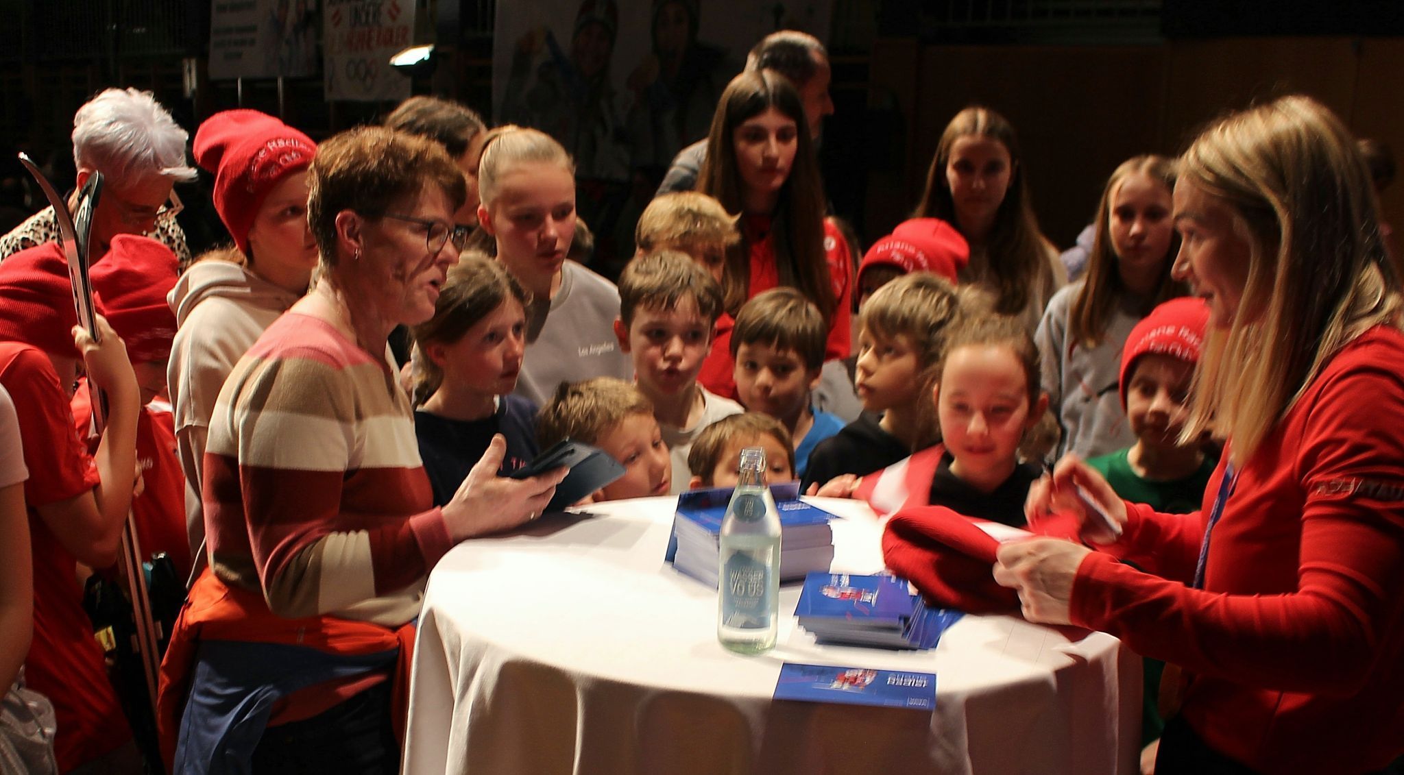 Geduldig Schlange-stehen für ein Ari-Autogramm.