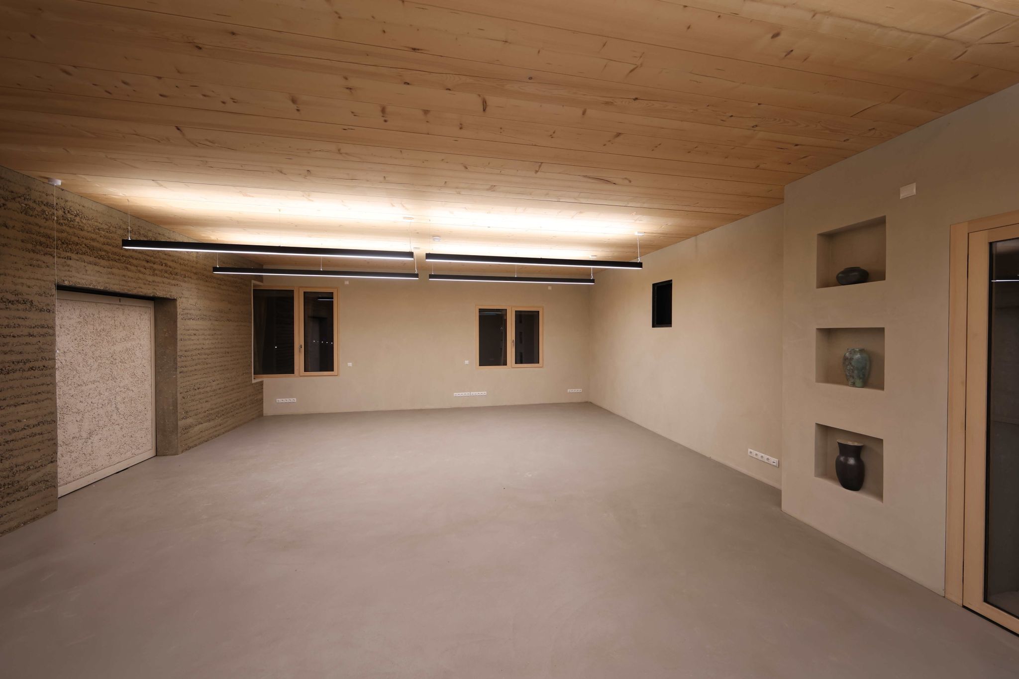 Wandvertiefungen im neuen Bürotrakt.