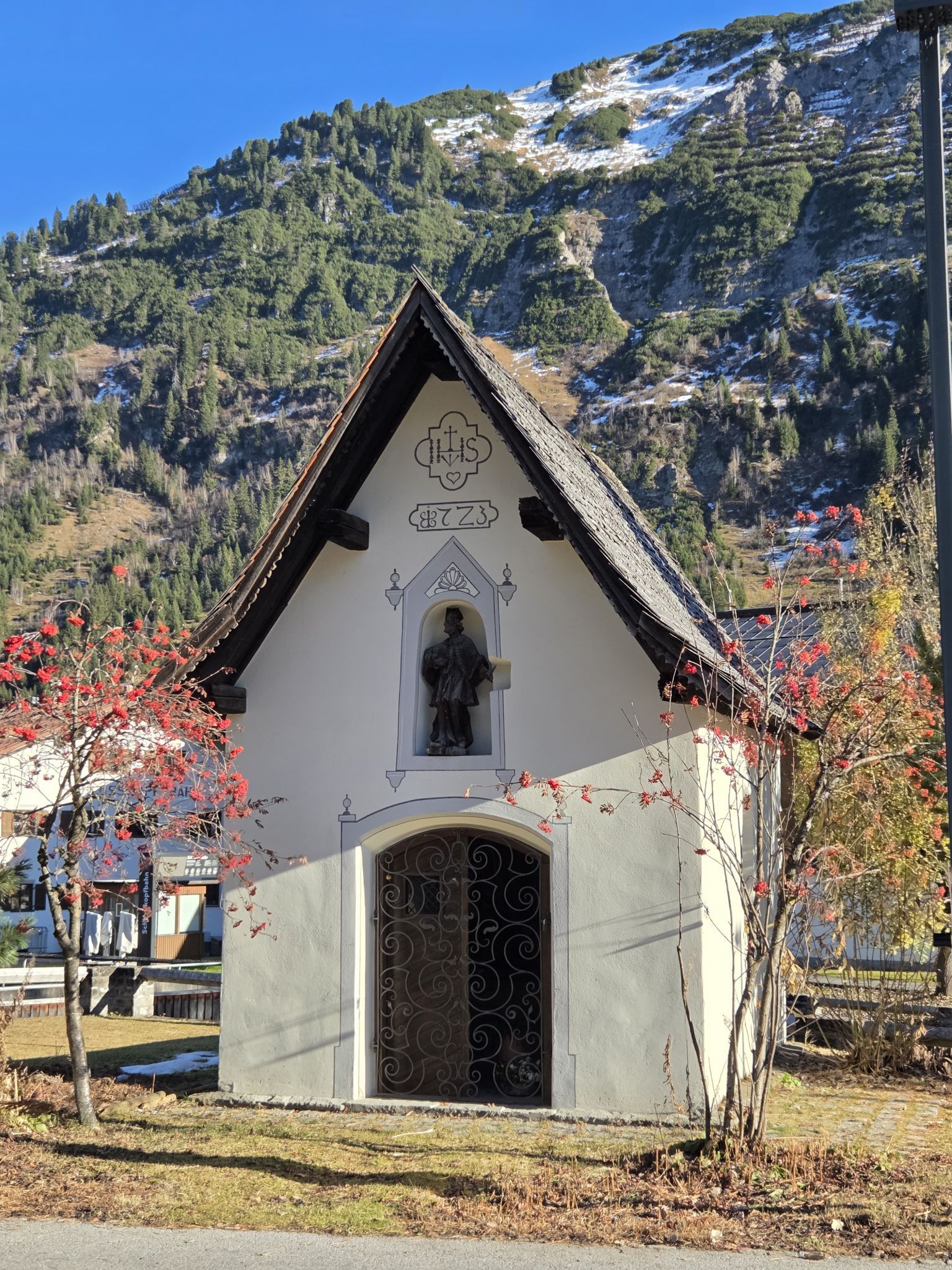 Die Martinskapelle in Lech stand früher auf der anderen Straßenseite (Foto: OS)