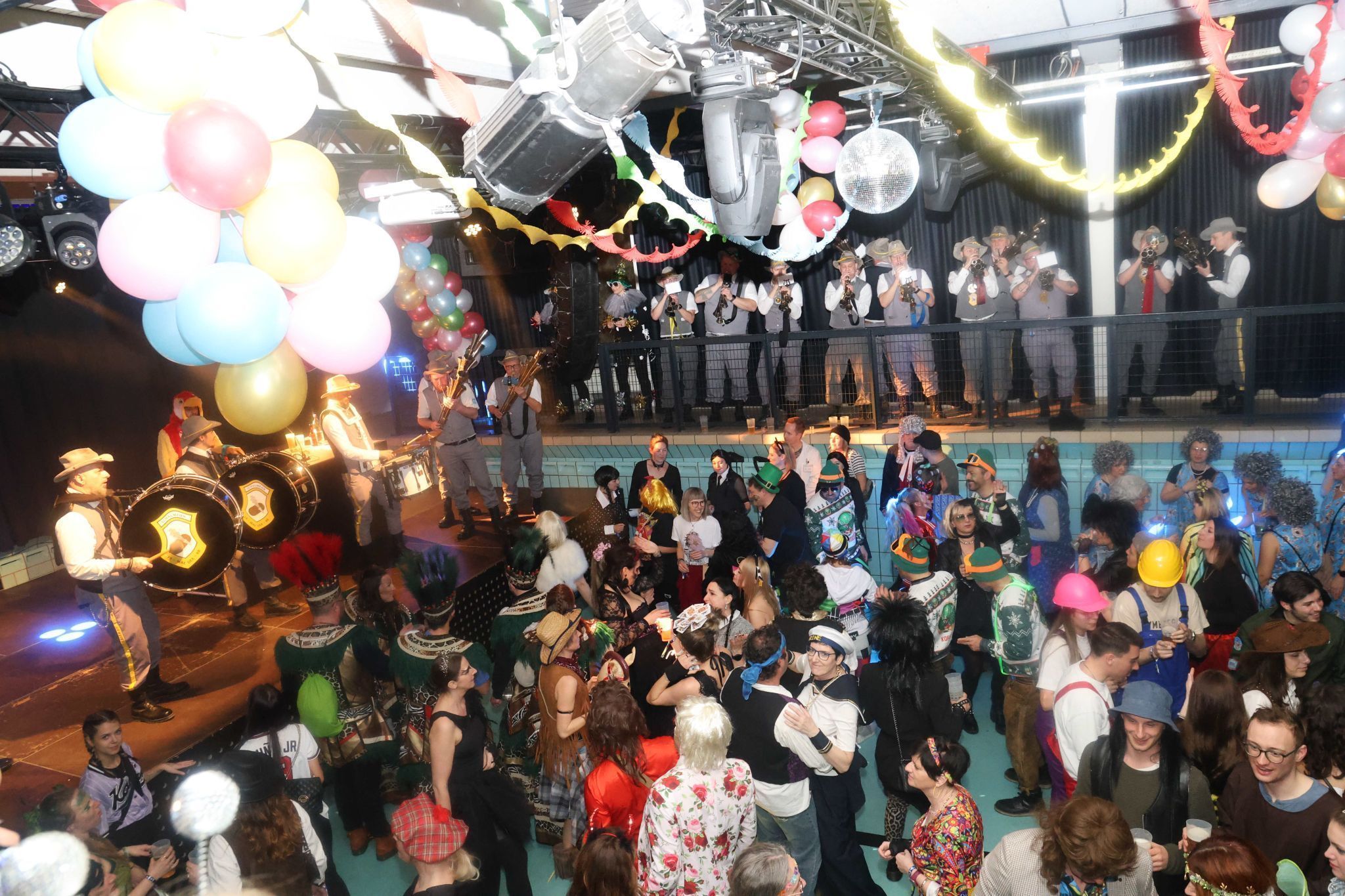 Viel Kostüm-Phantasie und Stimmung prägten den ersten Teil des 