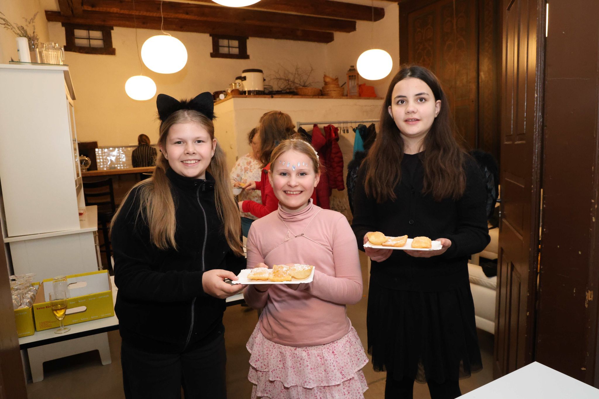 Ministrantinnen mit Polsterzipfeln.