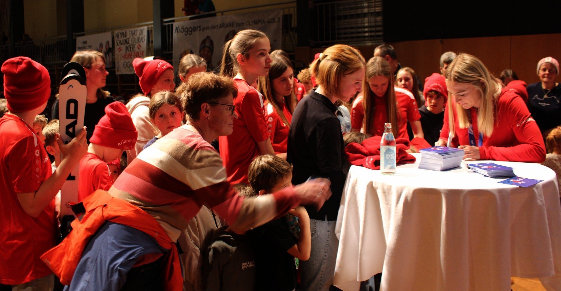 Unermüdlich signierte Ariane Autogrammkarten, Mützen, Ski, Helme Fähnchen und Fahnen, Kappen T-Shirts und vieles mehr und nahm sich auch immer wieder Zeit für ein kleines Gespräch mit den Autogrammjägern.