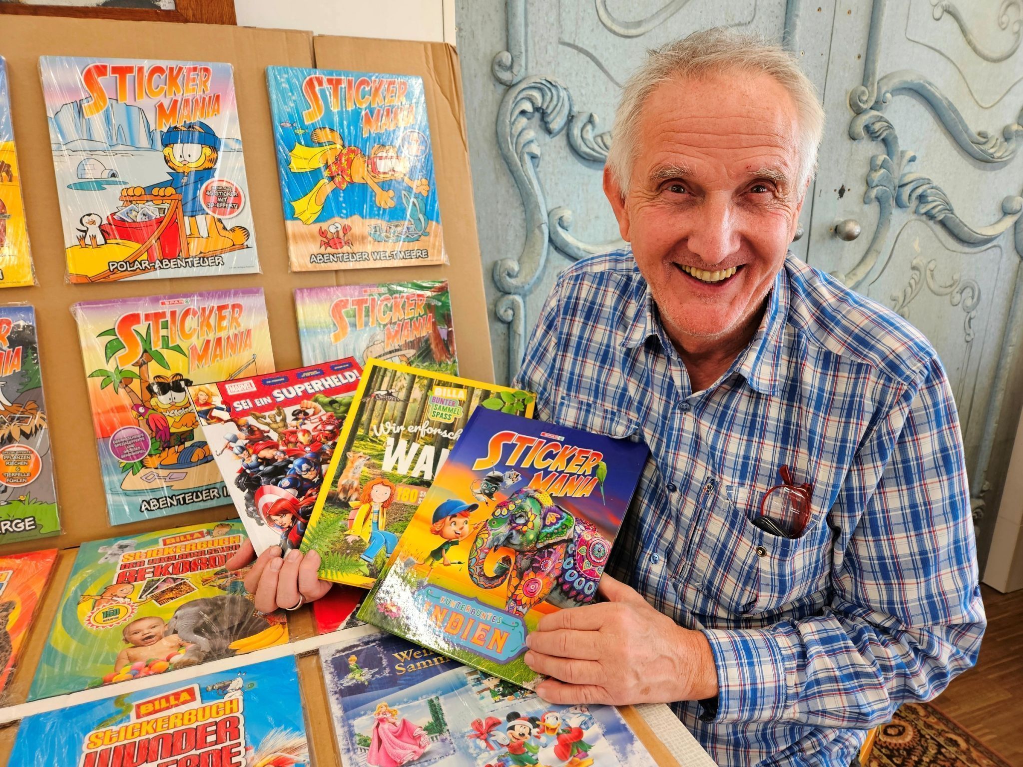 Vorarlbergs größter Sammlerspezialist Kurt Prenner-Platzgummer lädt Kinder und Erwachsene in den Energieferien zu speziellen Stickertauschtagen ins Brockenhaus-Cafe nach Lochau.