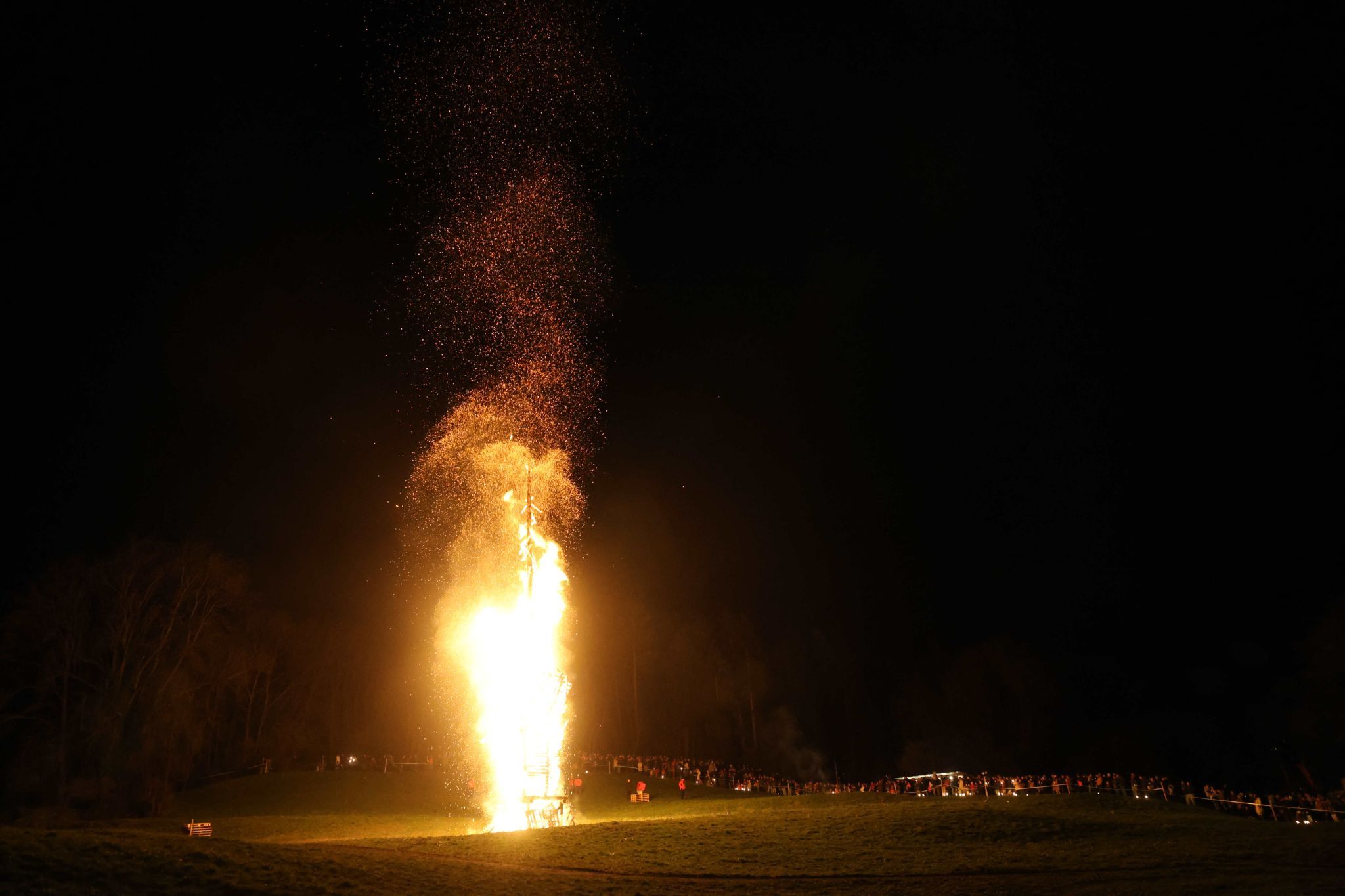 Flamen und Funken fasznierten die vielen Besucher:Innen. (Bildergalerie)