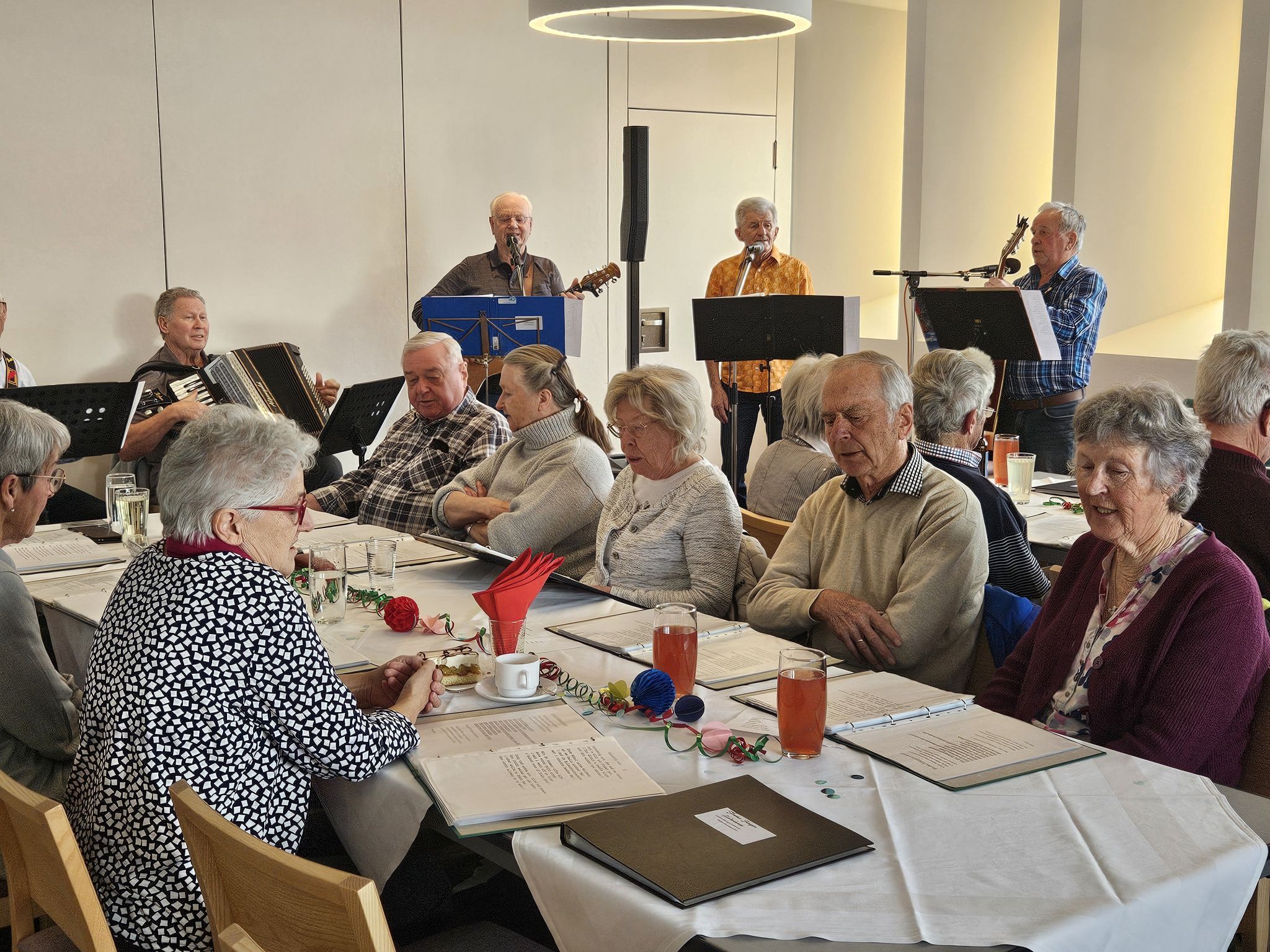 Die Singrunde hat sich zum beliebten Sänger-Treff entwickelt.