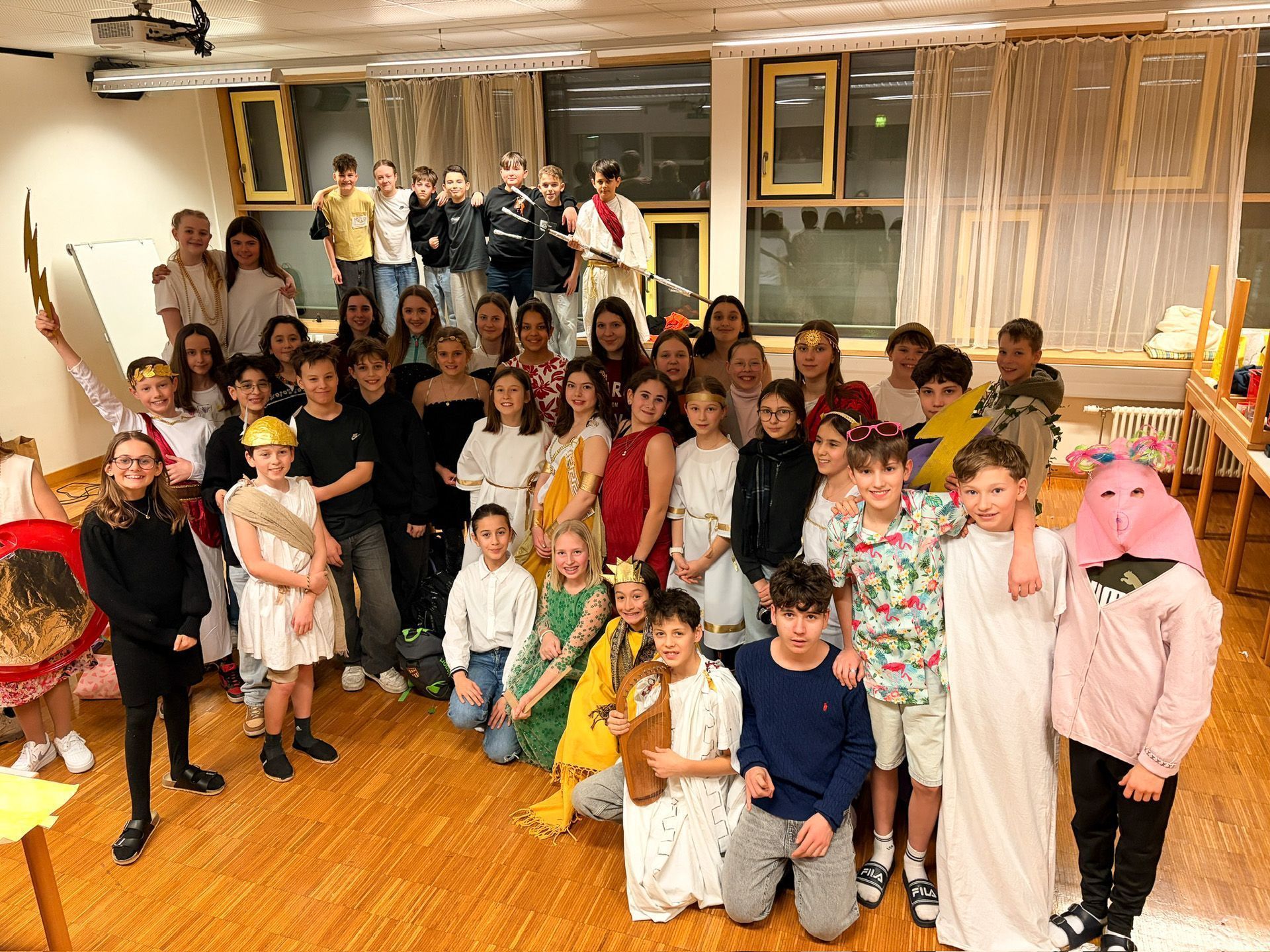 Die zwei Klassen beschäftigten sich intensiv mit der griechischen Mythologie und verfassten eigene Theaterstücke.