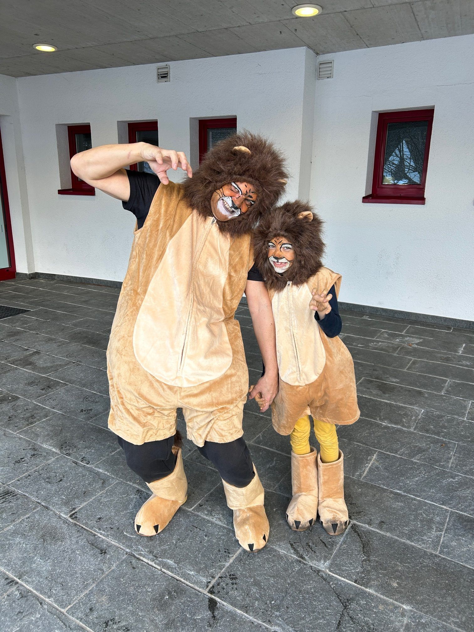 Günter Rudigier und Tochter Clara hatten sich als Löwen verkleidet