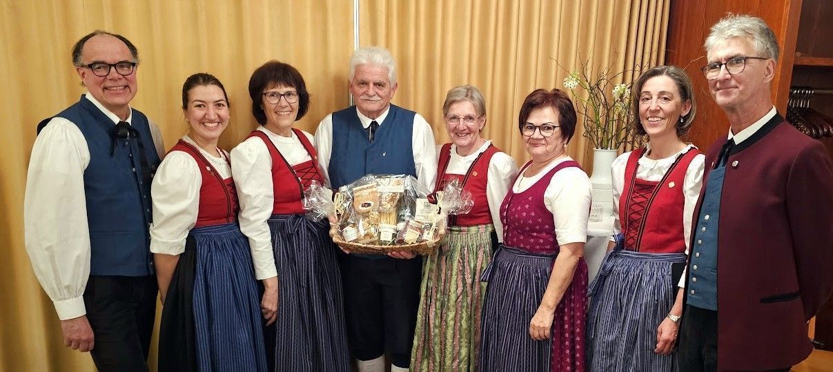 50 Jahre im Dienst von der Trachtengruppe Rankweil: Herbert Frei (Mitte) wurde geehrt und gefeiert.PRIVAT