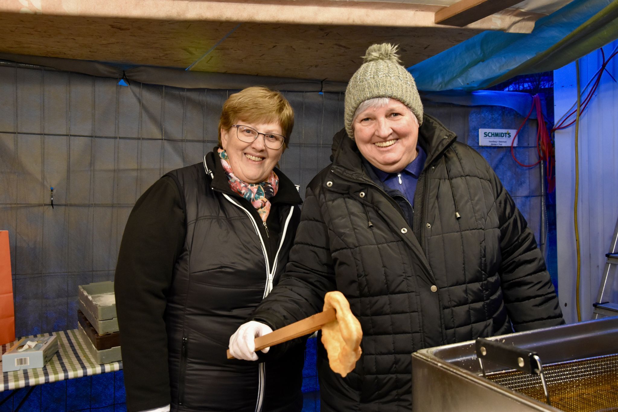 Angelika Schnetzer und Angelika Marte versüßten der Funkenzunft Lorüns und den Besuchern den Funkensonntag mit