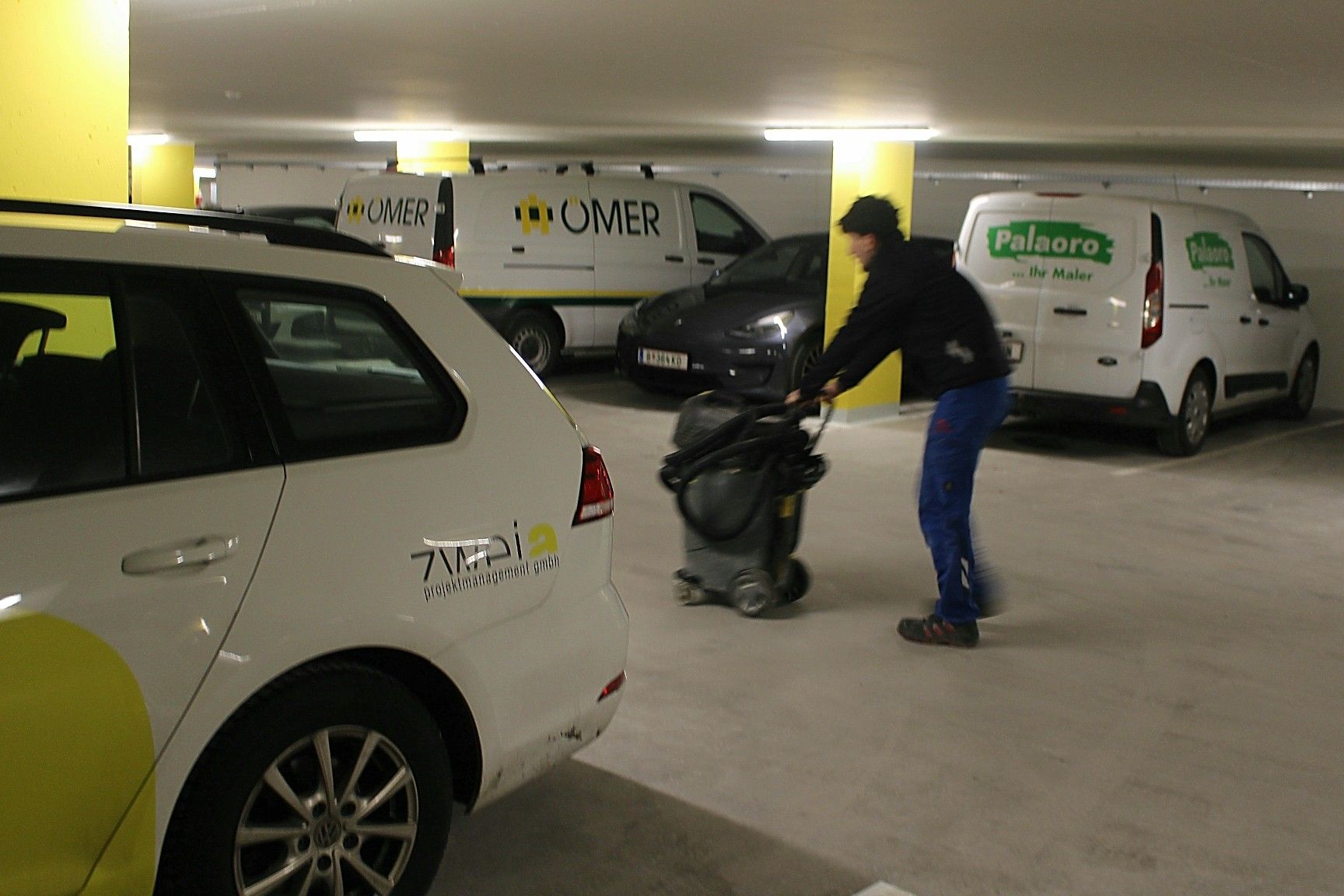 Auch im Untergeschoss mit u. a. 54 Tiefgaragenplätzen und einem großen Fahrradabstellraum stehen die Handwerker vor Abschluss ihrer Arbeiten.