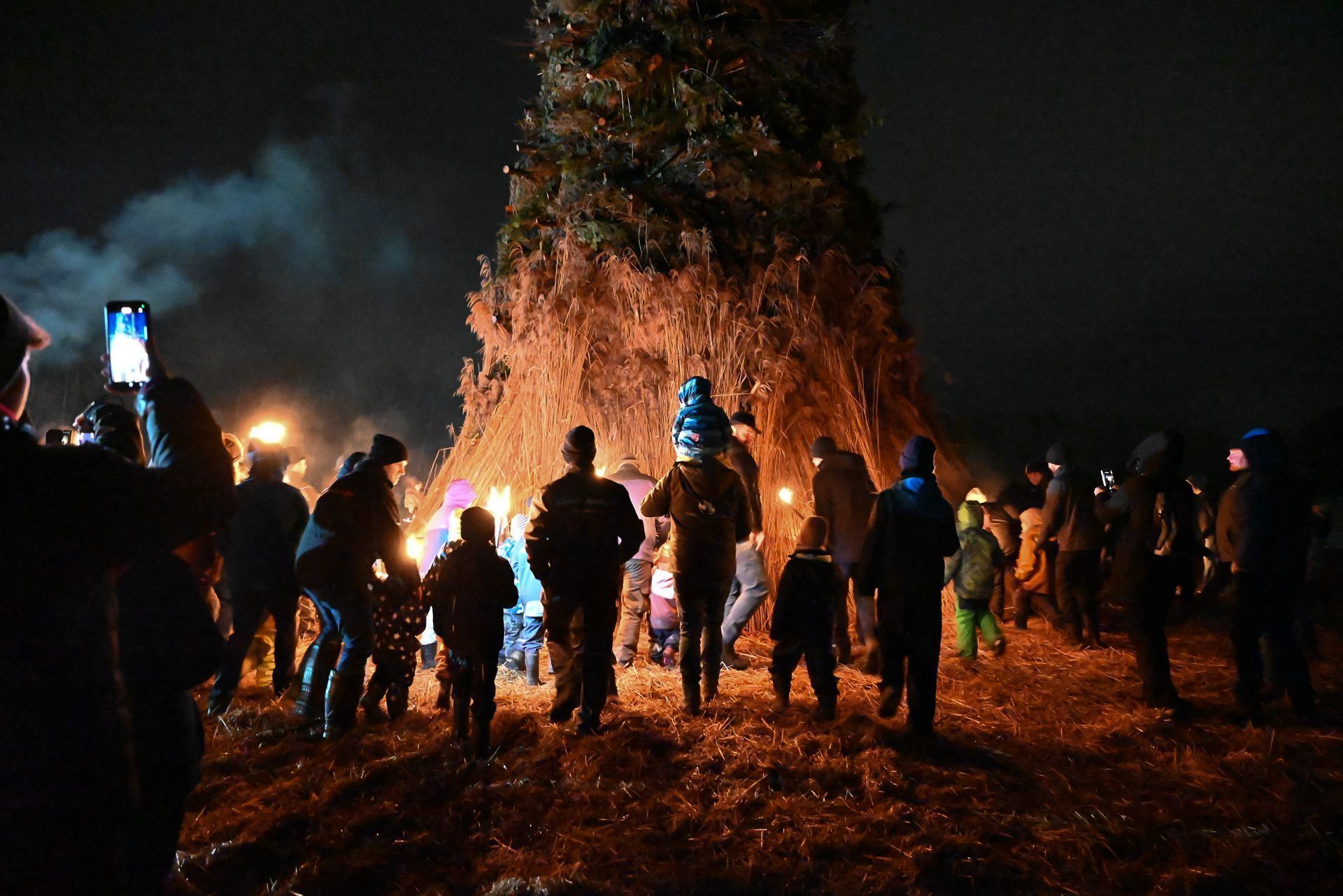 Gemeinsam zündeten die Kinder den Funken an.