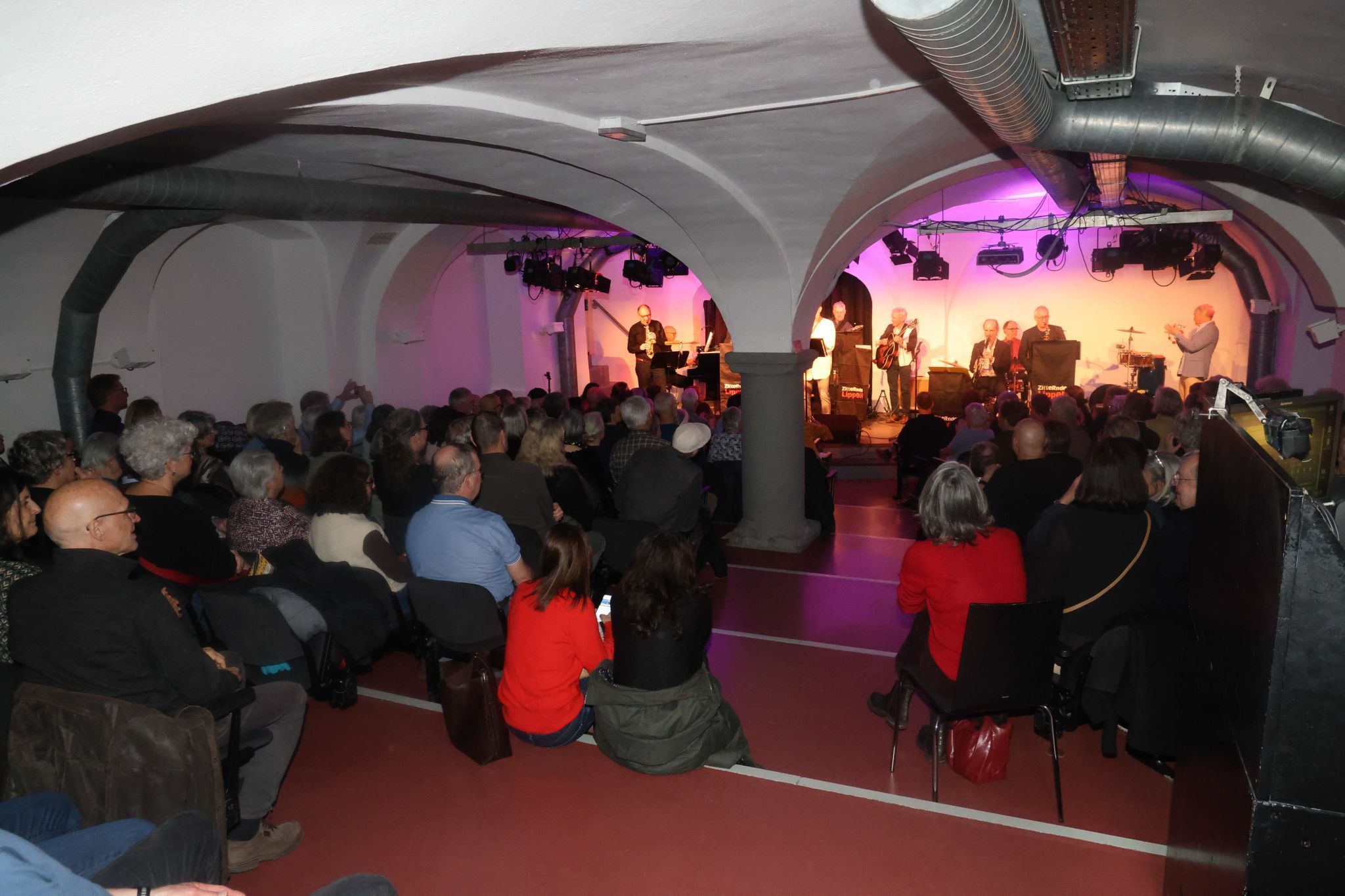 Mit Blues, Funk, Jazz und Swing erfreuten die bei den Zugaben durch Sängerin Daria Schuricht verstärkten 