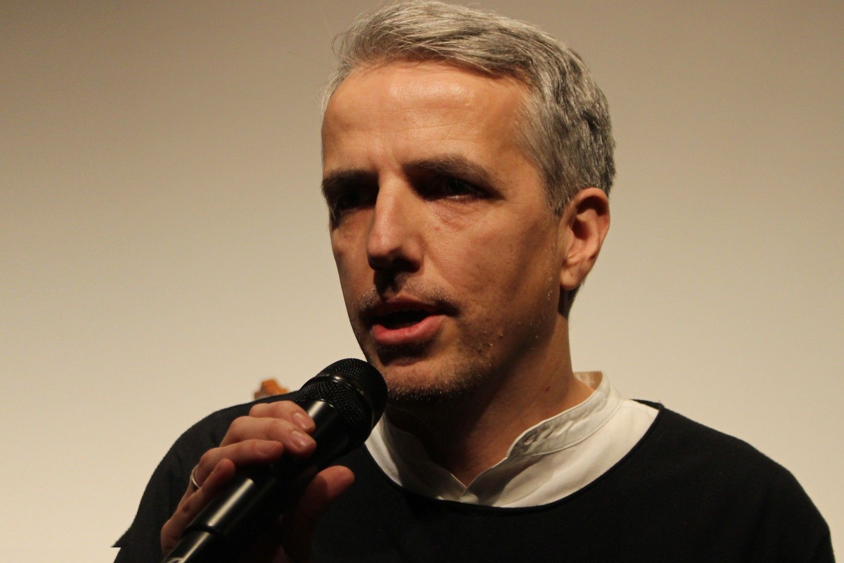 Bildungshaus-Leiter Daniel Mutschlechner hat den erwartungsvoll gestimmten Gästen nicht zu viel versprochen: Es wurde ein mitreißender Abend mit Hanskaspas Enkeln und Rudl Bischof.