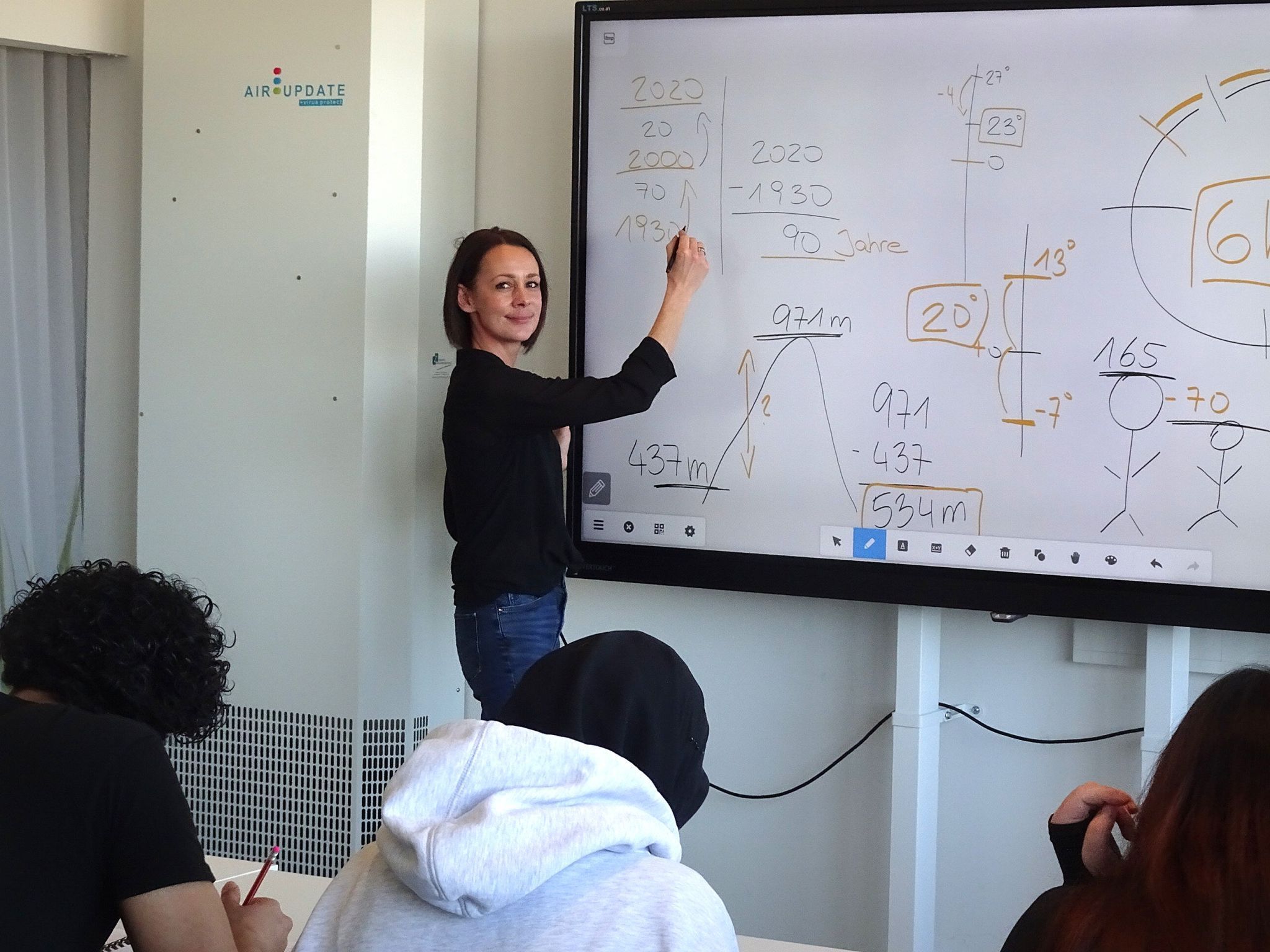 Heute unterrichtet Stefanie Helm Mathematik und Englisch, zu Beginn ihrer Tätigkeit waren es noch 14 Fächer, die auf dem Unterrichtsplan standen. 