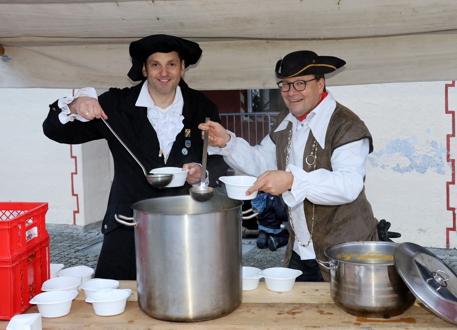 Bürgermeister Andreas Kresser (li) und Vize Stefan Fischnaller mussten Suppe an die Bevölkerung ausschöpfen