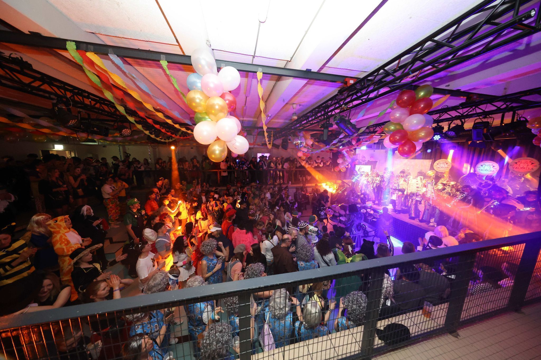 Viel Kostüm-Phantasie und Stimmung prägten den ersten Teil des 