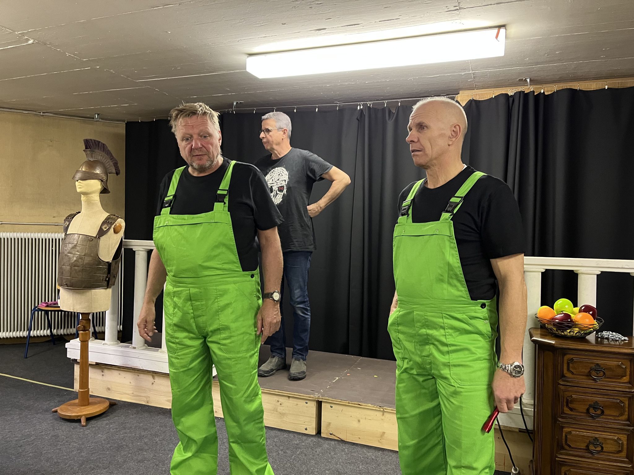 Übersehen sind die beiden Geisterjäger in ihren knallgrünen Outfits jedenfalls nicht.