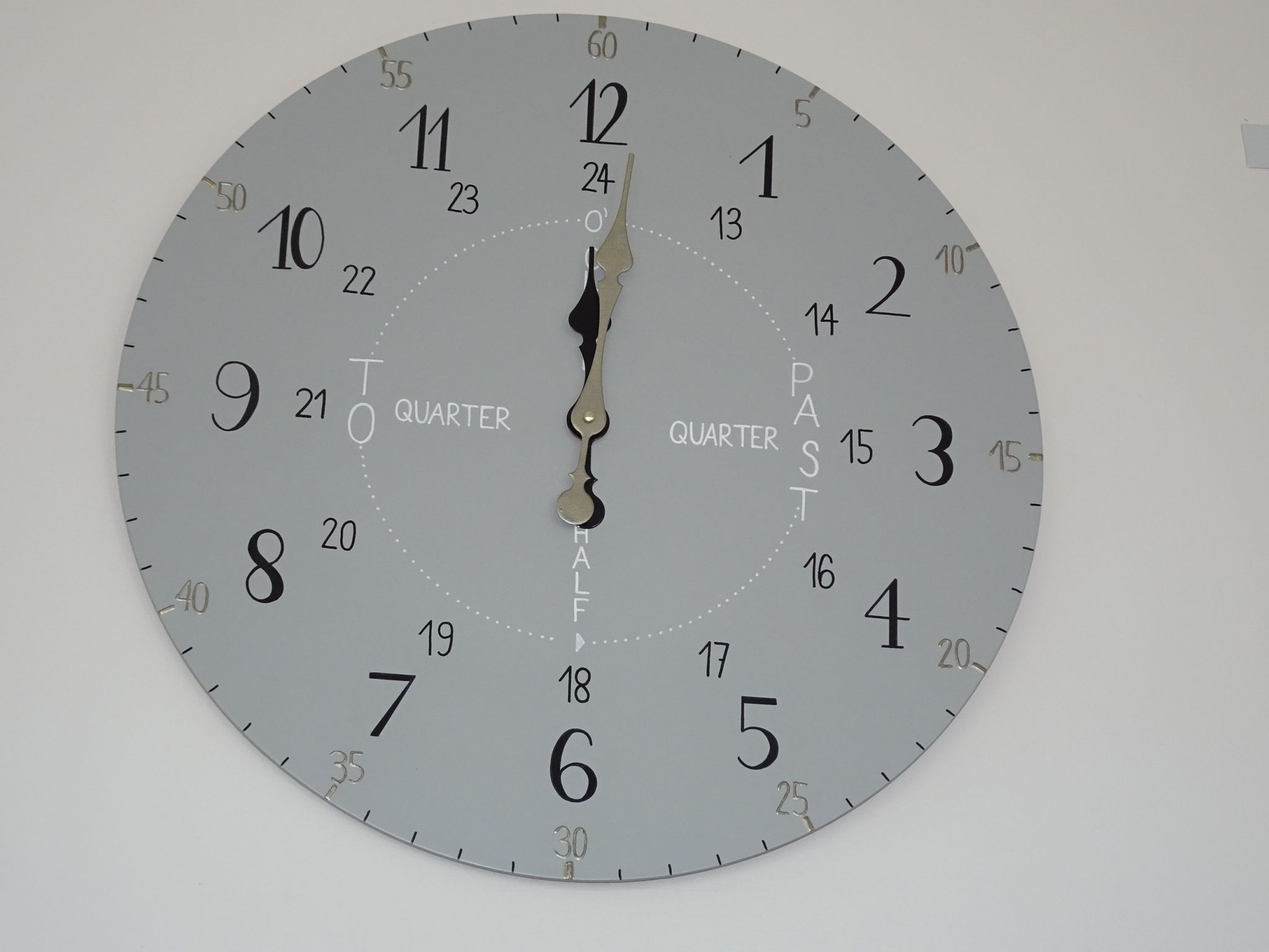 Sogar die Schul-Uhr wurde von Stefanie Helm selbst gebastelt, ebenfalls eine praktische Lernhilfe. 