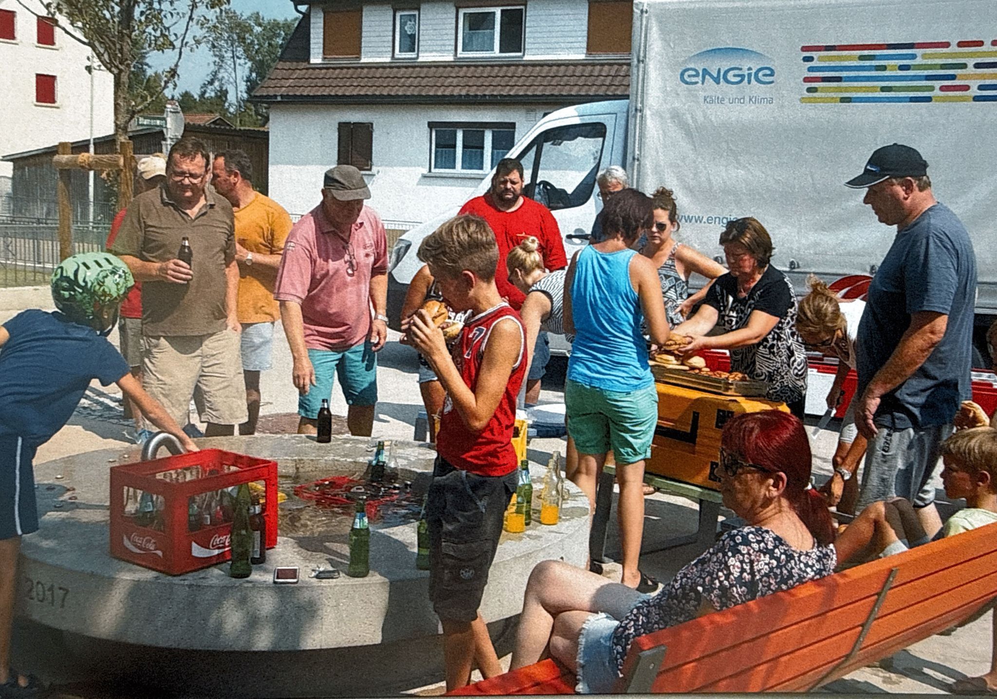 Beim Brunnen in der Achsiedlung beim Aufbau des Siedlerfestes.