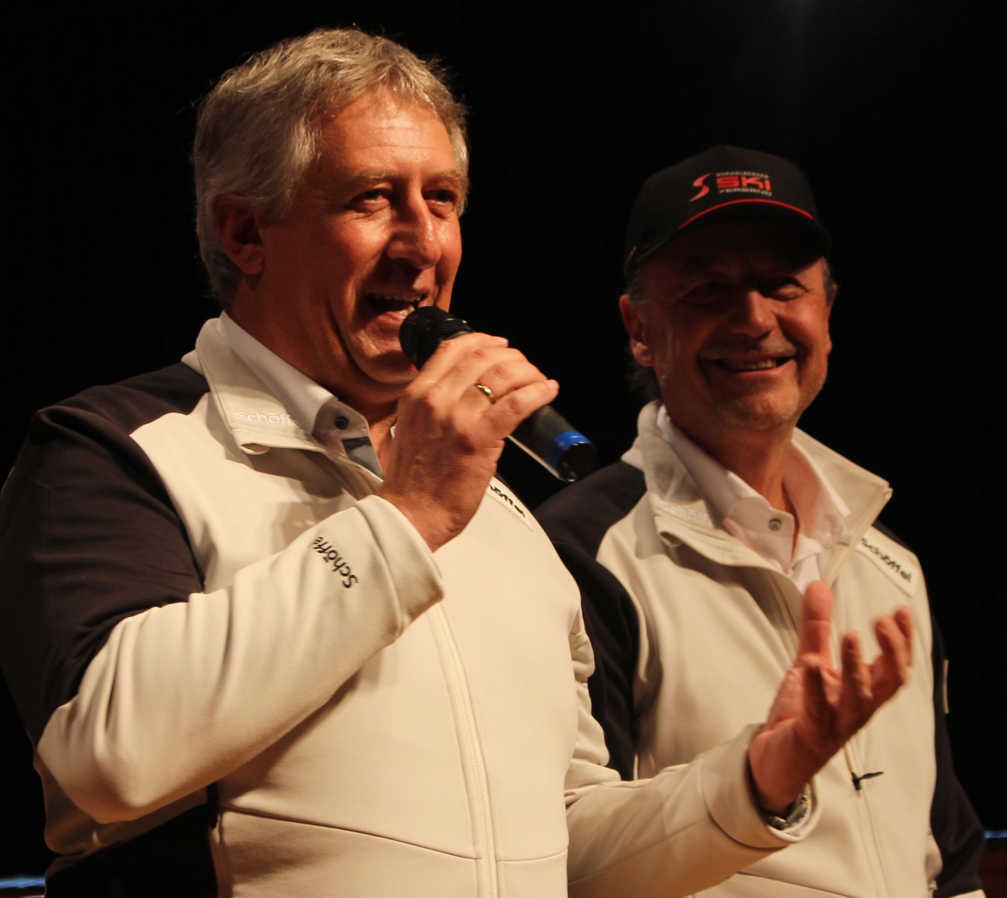 ÖSV-Vizepräsident Stefan Jochum (l.) und VSV-Präsident Peter Scrivener: „Ariane, wir sind stolz auf dich!“