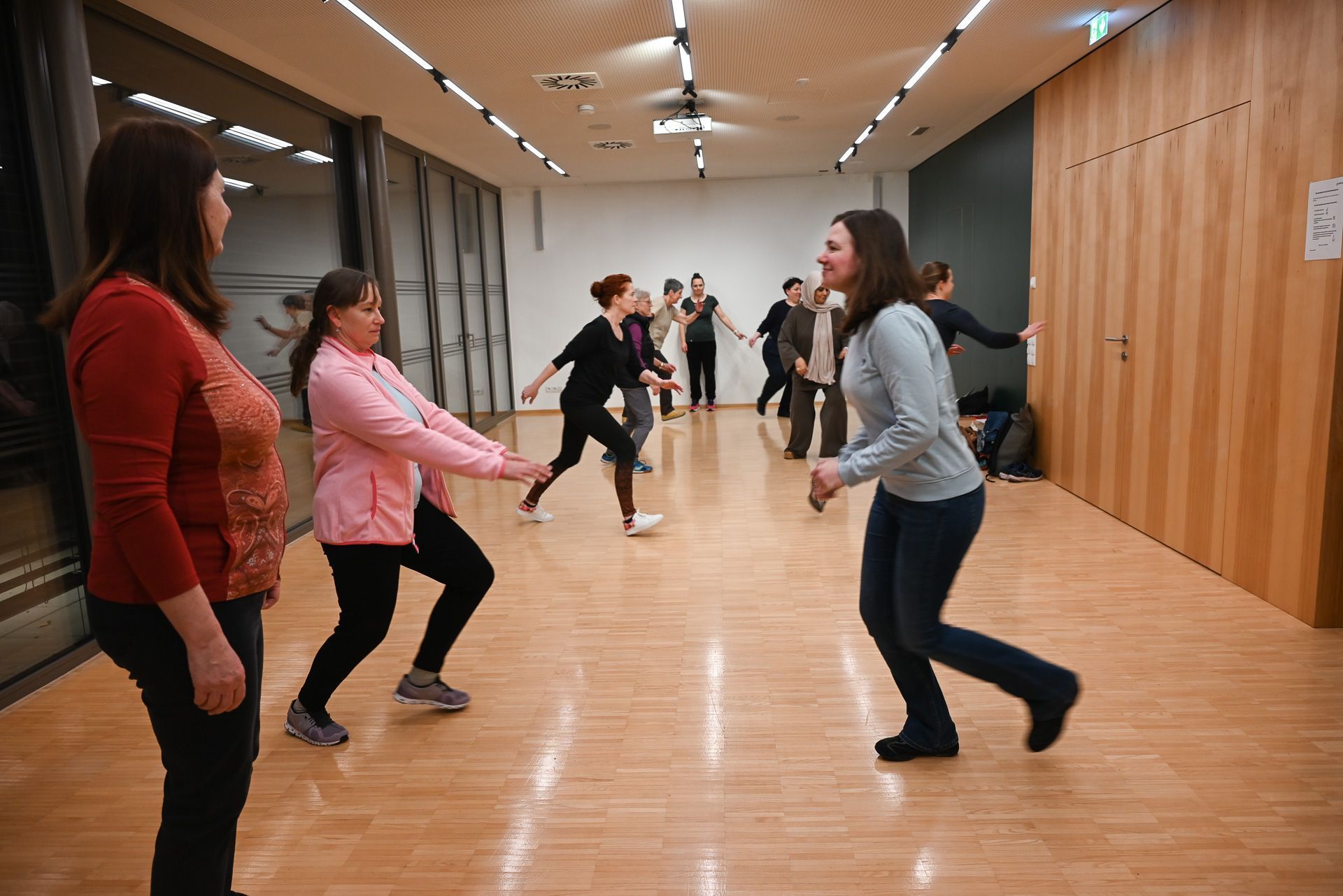 Zu Beginn testete die Kursleiterin die Reaktionsfähigkeit der Frauen.