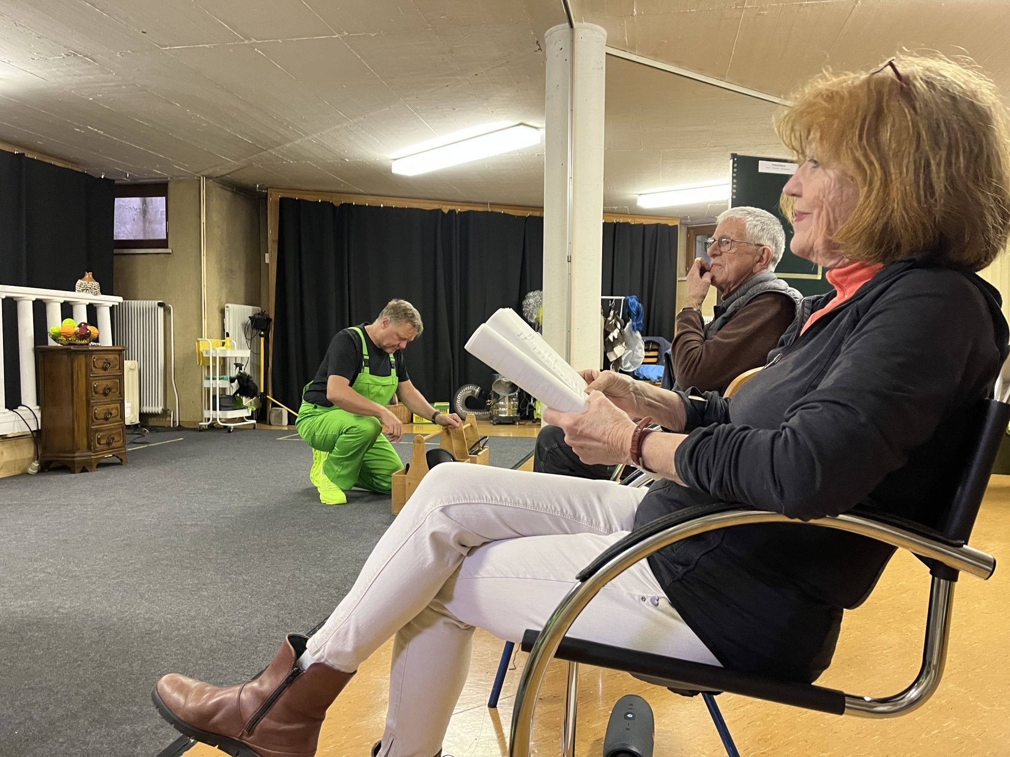 Co-Regisseurin Helga Pfeiffer folgt den Ausführungen der Schauspieler aufmerksam.