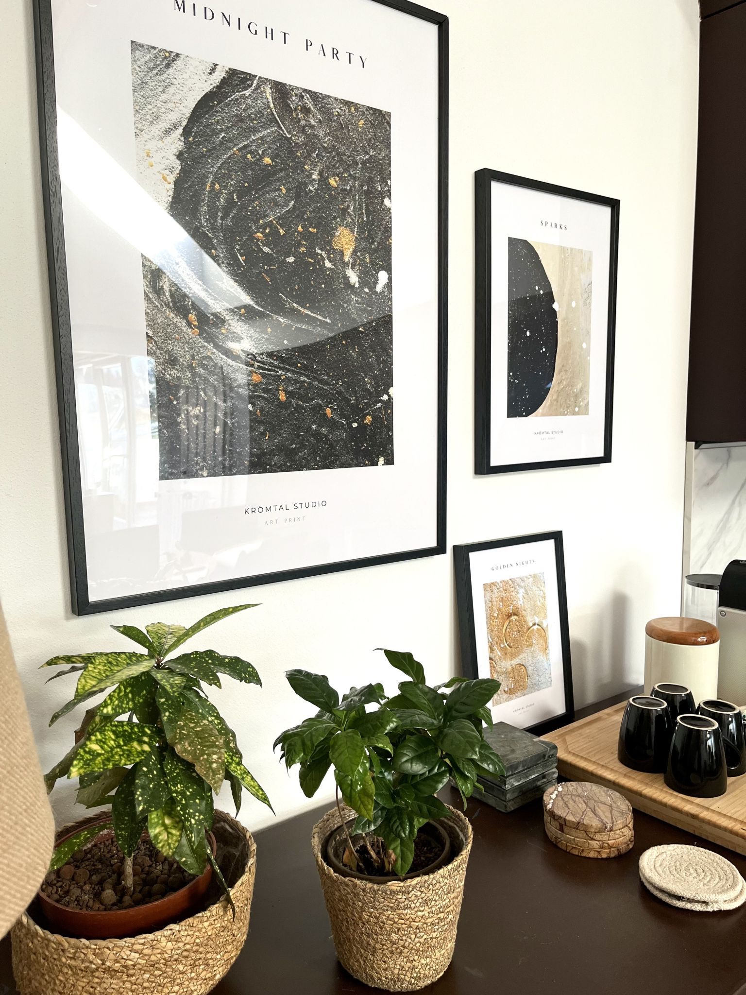 Die erste Serie von hochwertigen Printdrucken der Werke sind im Onlineshop zu sehen.