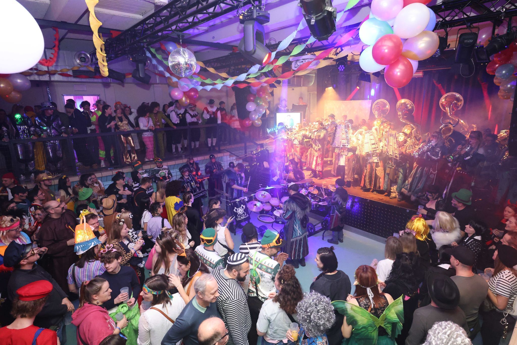 Viel Kostüm-Phantasie und Stimmung prägten den ersten Teil des 