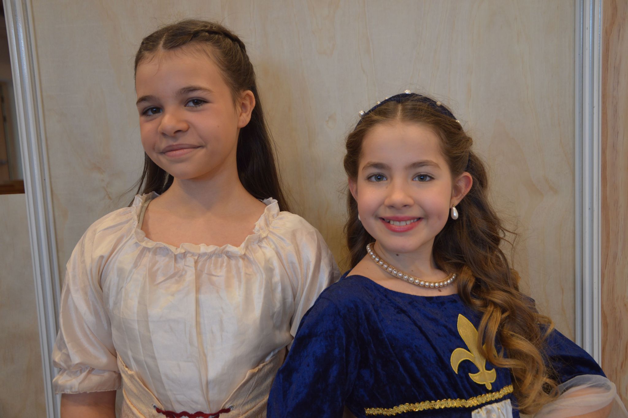 Leni Schwarz (Kammerzofe Elsa) und Luisa Bösch (Lady Marian)