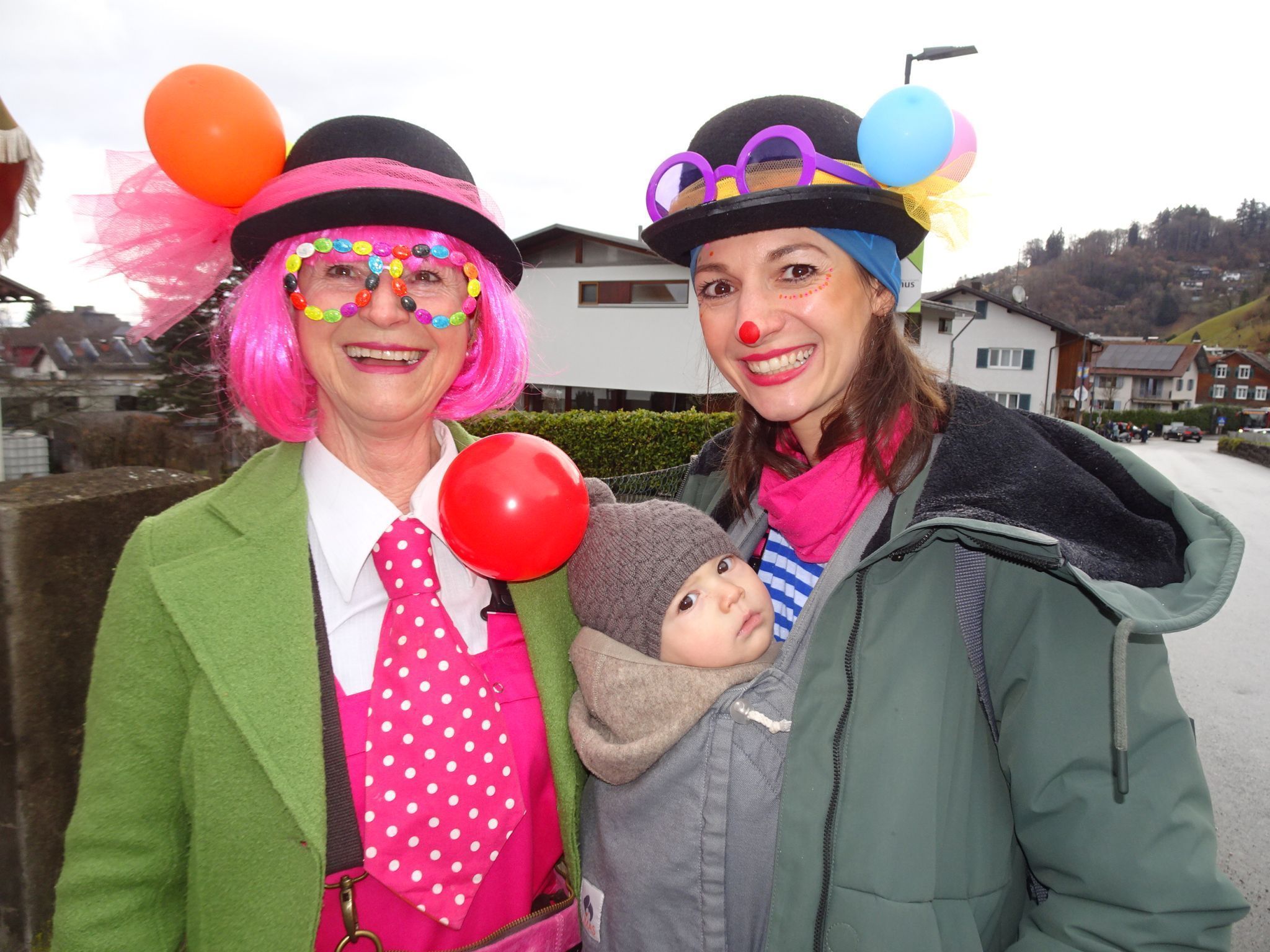 Auch die Zaungäste hatten sich faschingstauglich in Schale geworfen.