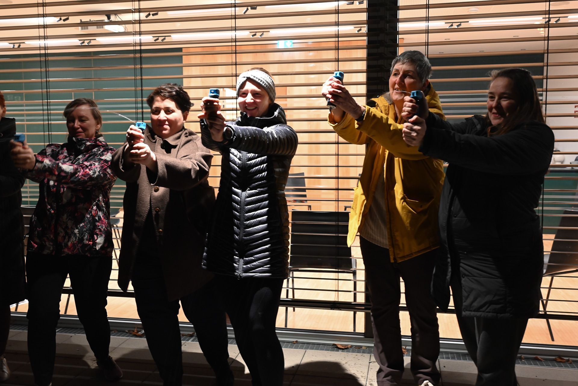 Sind nun bestens informiert und gut vorbereitet: Die Teilnehmerinnen des Pfefferspray-Kurses.