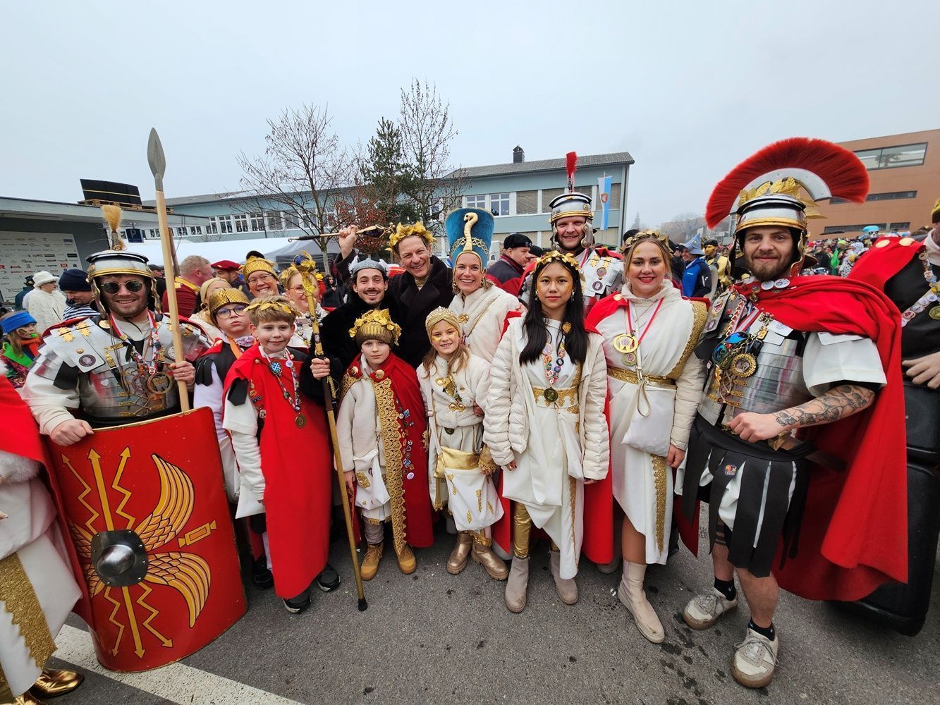 Ihre höfische Aufwartung machte auch das Prinzenpaar aus Bregenz – Prinz Ore der LXVIII. Armin I. und seine Lieblichkeit Prinzessin Caroline II. mit Gefolge und Fanfarenzug.