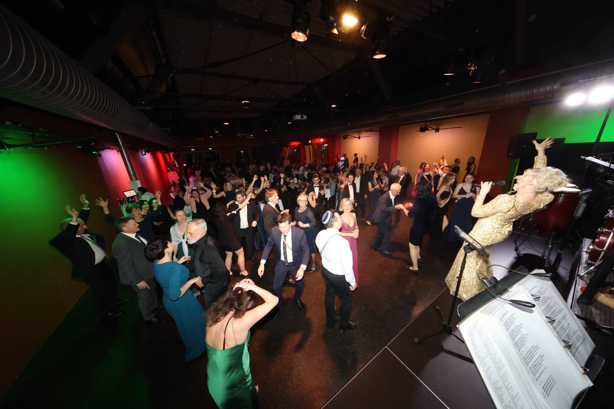 Volle Action auf Bühne und Tanzfläche.