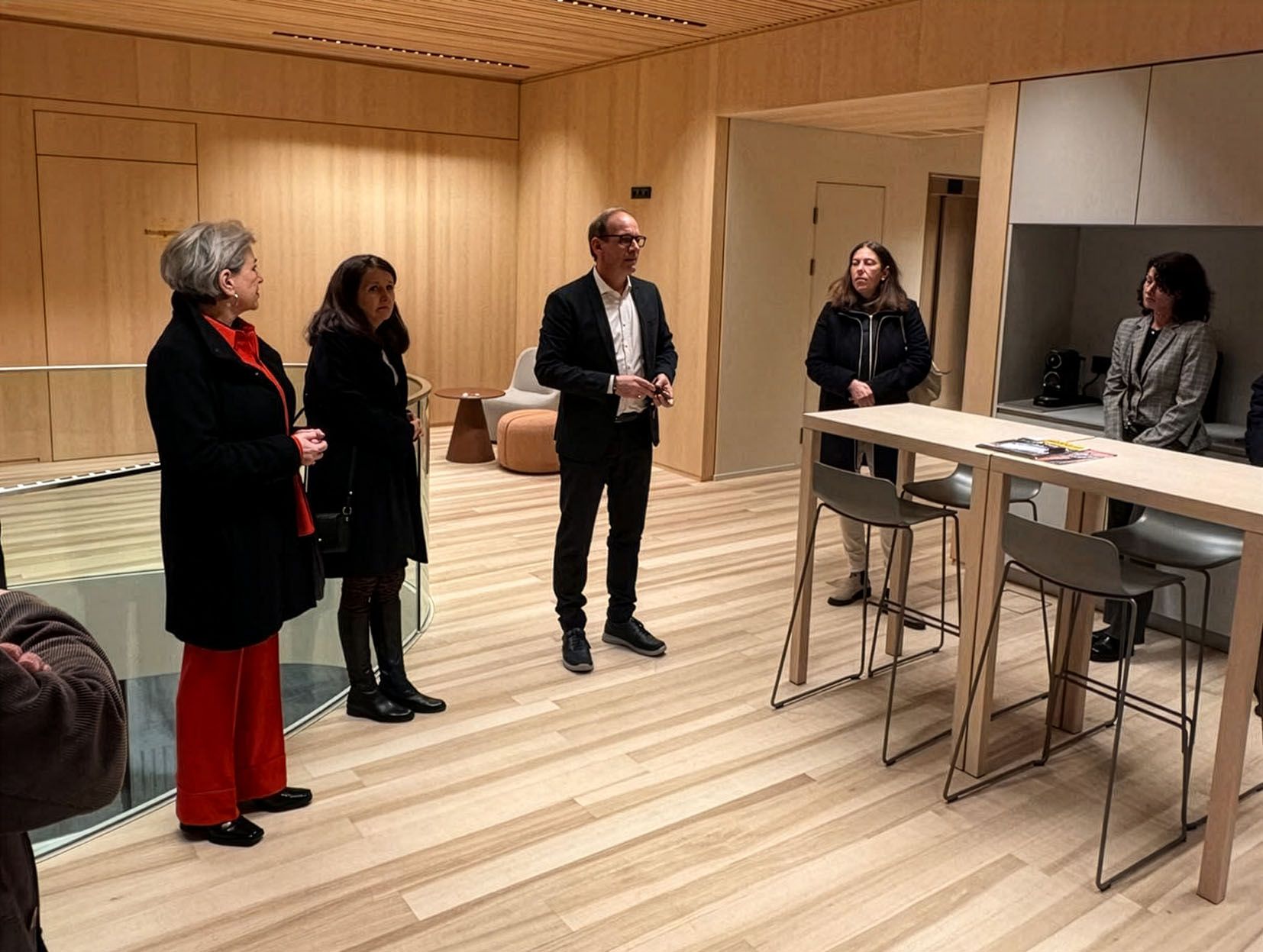 Bürgermeister Dieter Egger nahm die Führung im Rathaus höchstpersönlich vor.