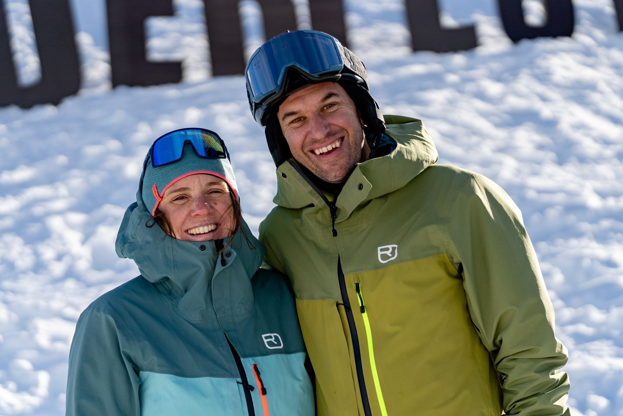Regina und Simon Wohlgenannt vor ihrem Powderfest-Schriftzug.