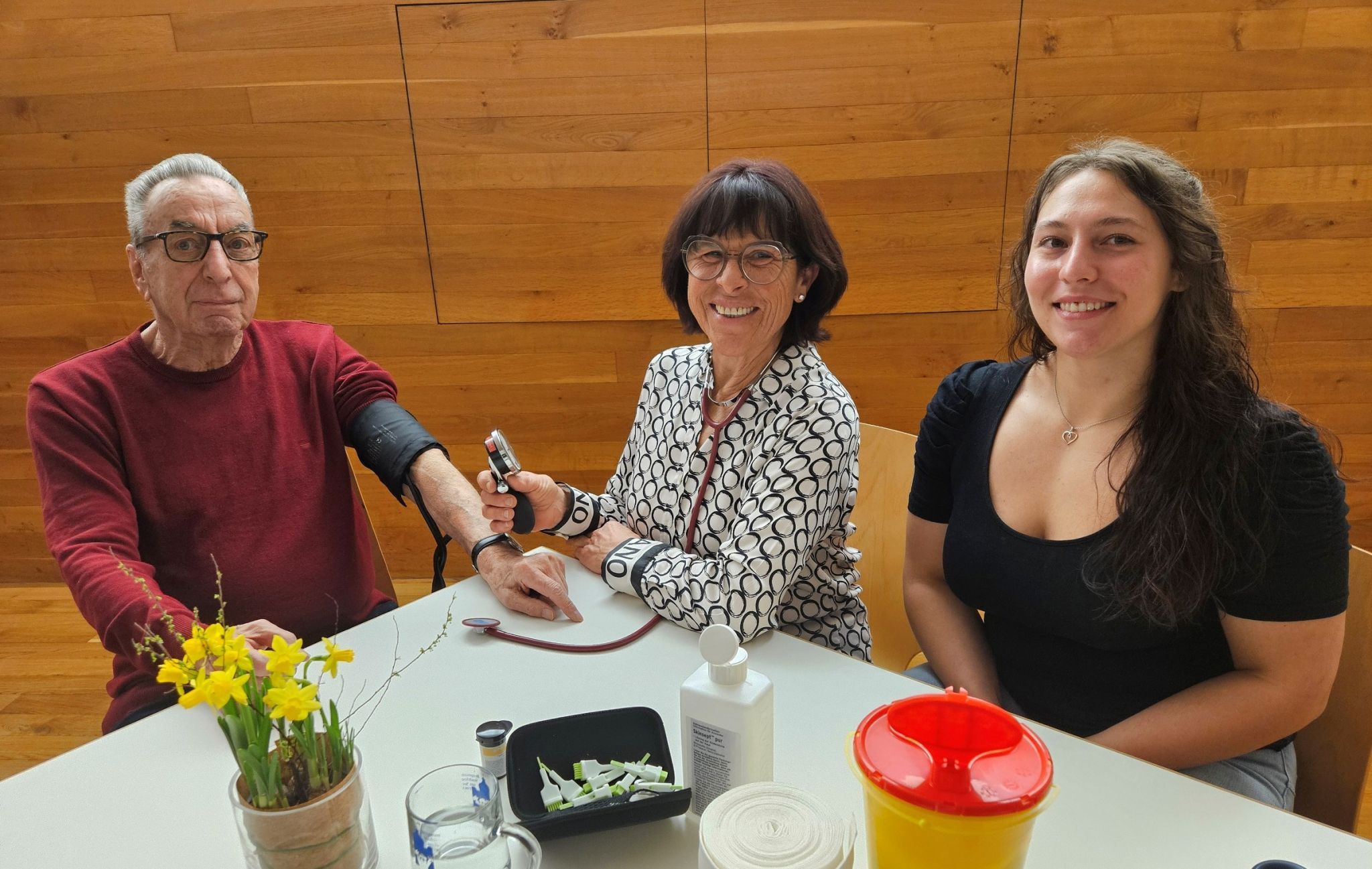 Im Vorfeld hatten die Besucher die Möglichkeit zur Messung von Blutdruck und Blutzucker bei Krankenschwester Karin Beuerle und Praktikantin Ronja Hofmann.