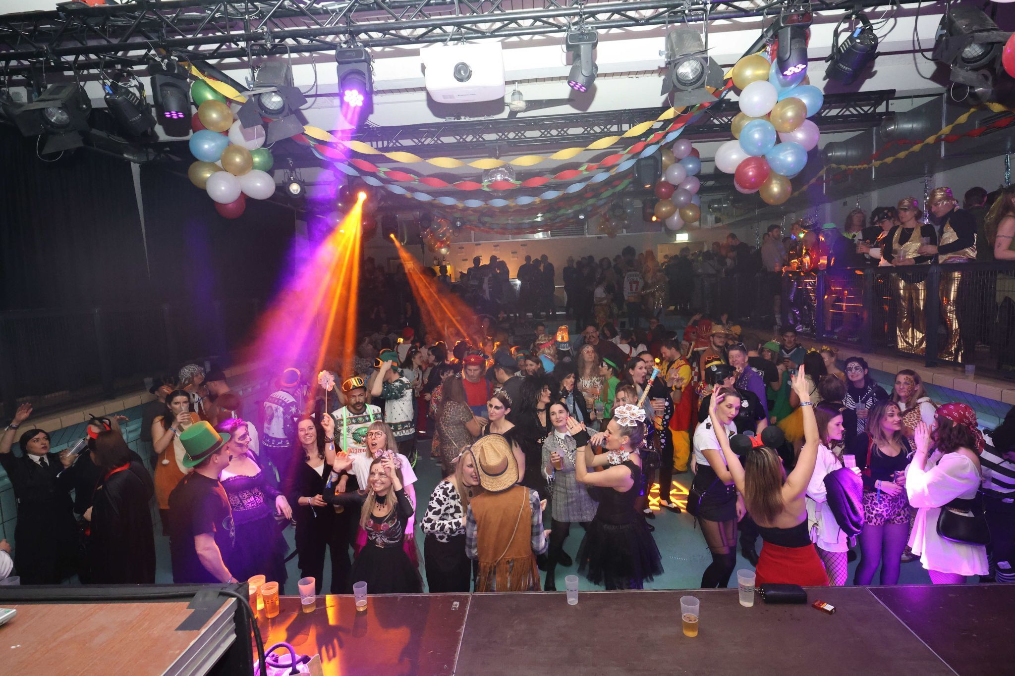 Viel Kostüm-Phantasie und Stimmung prägten den ersten Teil des 